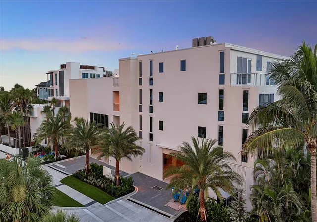 Photo 2 of Condo for sale at 70 Avenida Veneccia #304, Sarasota, FL 34242 | MLS# A4700103 | Listing updated on 2026-07-16