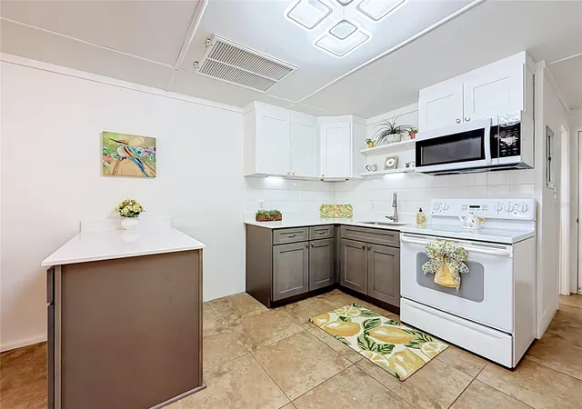 Photo 2 of Condo for sale at 10301 Us Hwy 27 #22, Clermont, FL 34711 | MLS# O6425374 | Listing updated on 2026-08-26