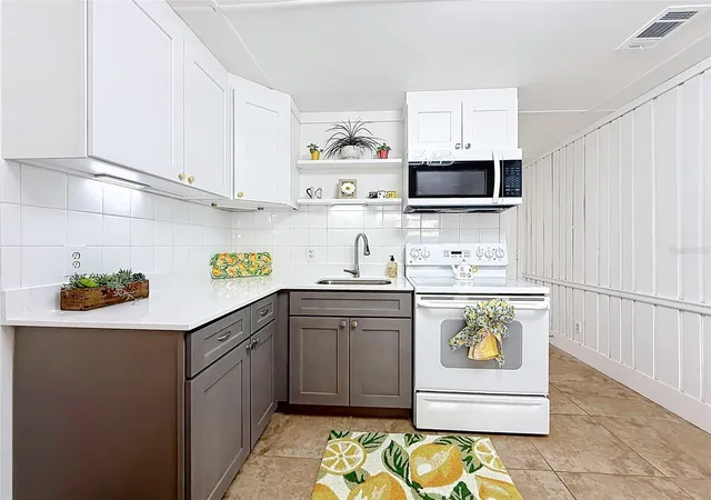 Photo 3 of Condo for sale at 10301 Us Hwy 27 #22, Clermont, FL 34711 | MLS# O6425374 | Listing updated on 2026-08-26