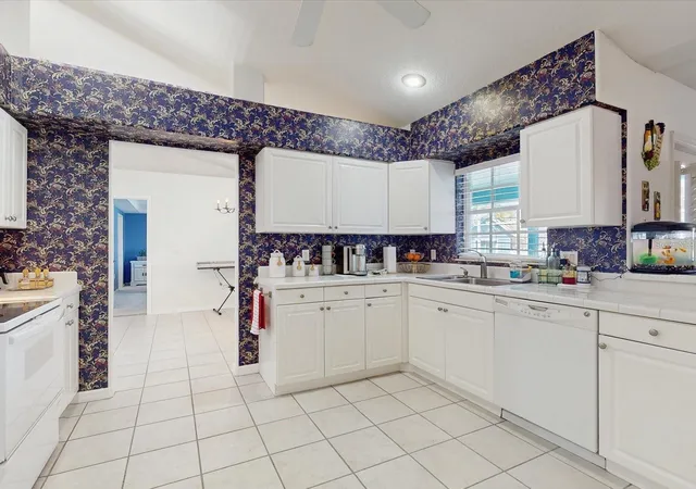 Photo 3 of Single family home for sale at 2211 Jessica Ln, Kissimmee, FL 34744 | MLS# S5153786 | Listing updated on 2026-10-28