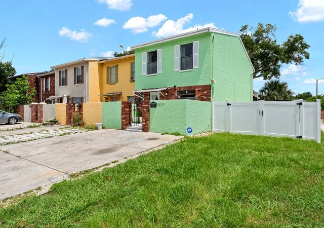 Photo 3 of Townhouse for sale at 5220 Blane Dr, Temple Terrace, FL 33617 | MLS# TB8529587 | Listing updated on 2026-10-07