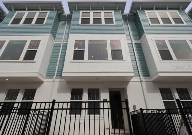 Photo 1 of Townhouse for sale at 450 31st Way N, Saint Petersburg, FL 33713 | MLS# TB8529620 | Listing updated on 2026-10-27