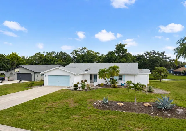 Photo 1 of Single family home for sale at 5438 Dominica Cir, Sarasota, FL 34233 | MLS# A4700148 | Listing updated on 2026-10-05