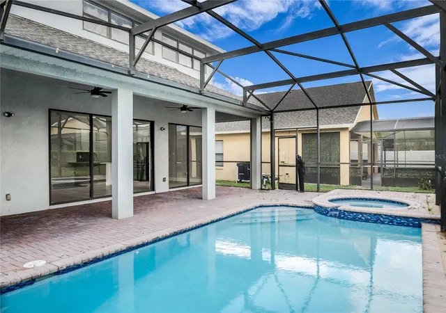 3rd image of 563 Lake Davenport Cir, Davenport, FL 33837 | MLS# O6425534