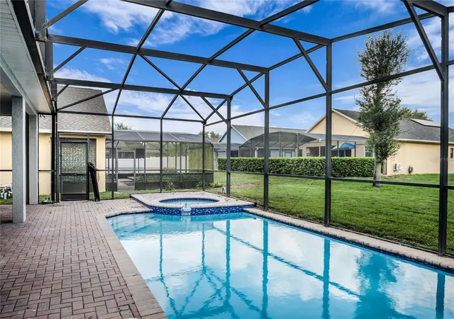 4th image of 563 Lake Davenport Cir, Davenport, FL 33837 | MLS# O6425534