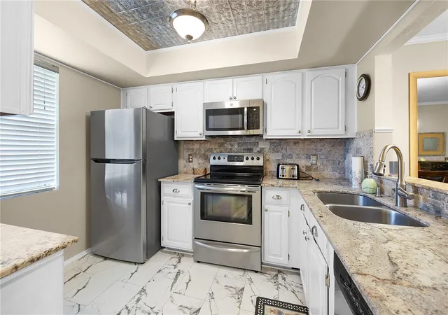 3rd image of 1001 Pine Isle Ln, Naples, FL 34112