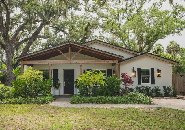 Photo 1 of Single family home for sale at 216 18th Street E, Bradenton, FL 34208 | MLS# A4700169 | Listing updated on 2026-10-07