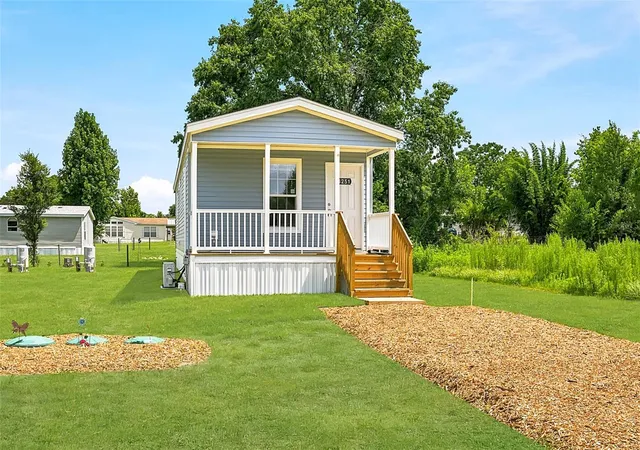 Photo 2 of Manufactured home for sale at 4251 E Hawaii Ln, Hernando, FL 34442 | MLS# W7887702 | Listing updated on 2026-10-01