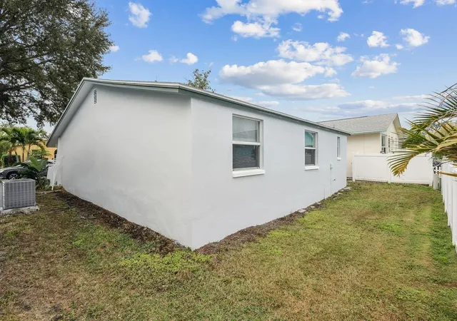 Photo 3 of Sale Pending at 1018 Osprey Ct, Dunedin, FL 34698 | MLS# TB8529884 | Listing updated on 2026-07-31