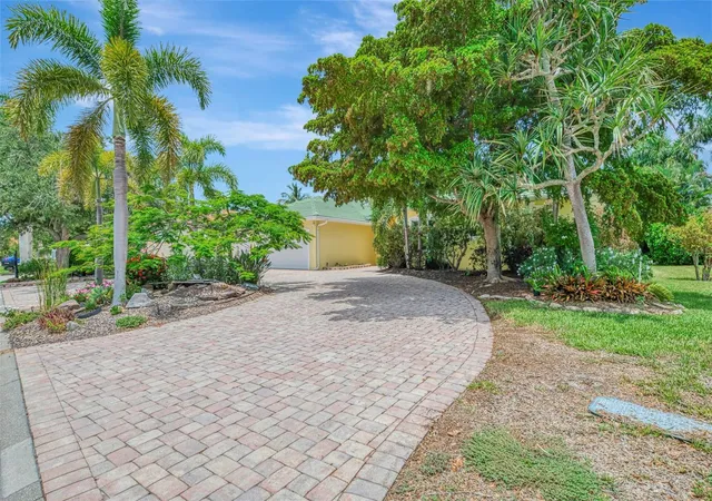 Photo 4 of Single family home for sale at 4708 Sweetmeadow Cir, Sarasota, FL 34238 | MLS# A4700233 | Listing updated on 2026-10-07