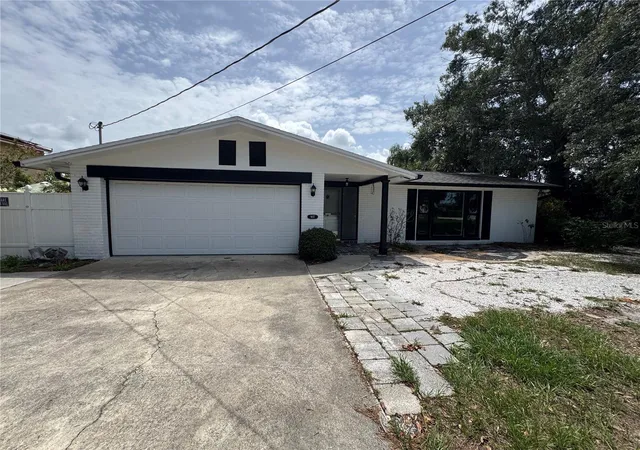 Photo 3 of Sale Pending at 907 S Florida Ave, Tarpon Springs, FL 34689 | MLS# A4700237 | Listing updated on 2026-08-26