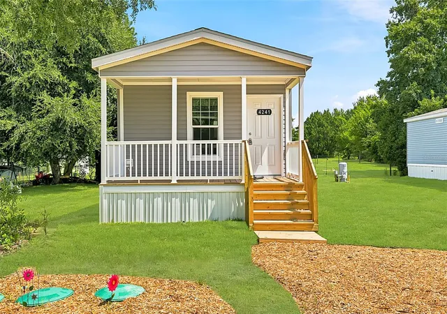 Photo 2 of Manufactured home for sale at 4241 E Hawaii Ln, Hernando, FL 34442 | MLS# W7887726 | Listing updated on 2026-10-01
