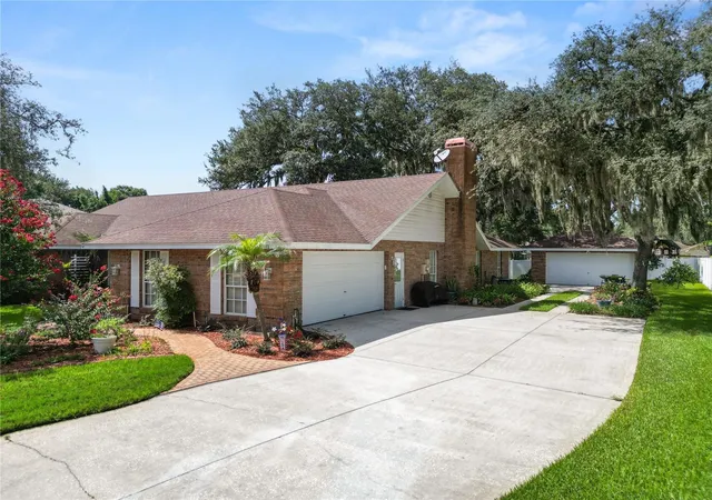 Photo 4 of Single family home for sale at 1626 Sherwood Lakes Blvd, Lakeland, FL 33809 | MLS# L4963575 | Listing updated on 2026-09-22