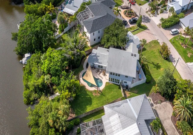 Photo 2 of Single family home for sale at 430 Island Cir, Sarasota, FL 34242 | MLS# A4700263 | Listing updated on 2026-08-03