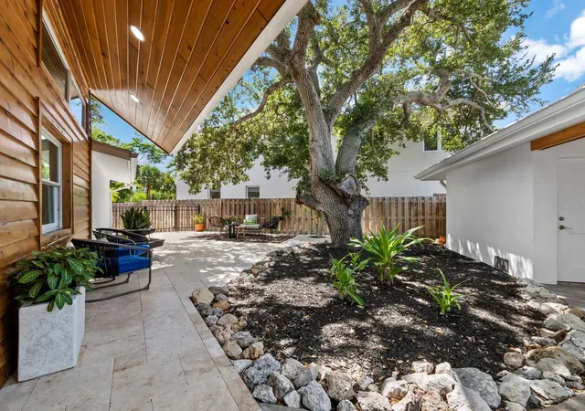 Photo 5 of Single family home for sale at 430 Island Cir, Sarasota, FL 34242 | MLS# A4700263 | Listing updated on 2026-08-03
