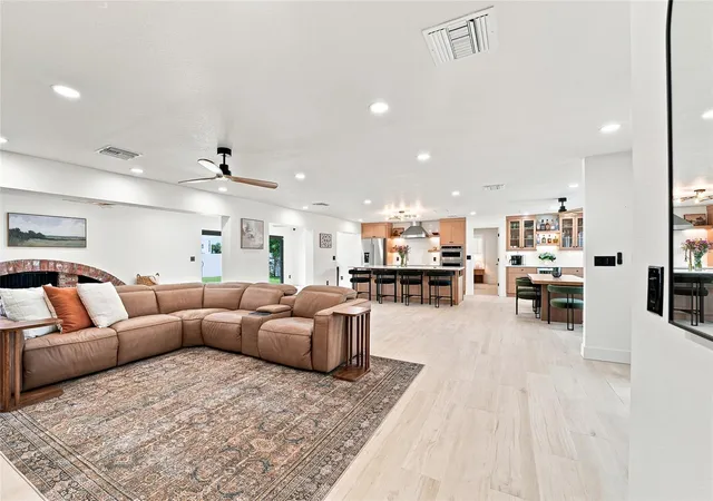 3rd image of 6241 Tanglewood Dr NE, Saint Petersburg, FL 33702 | MLS# TB8530085