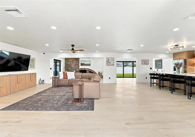 4th image of 6241 Tanglewood Dr NE, Saint Petersburg, FL 33702 | MLS# TB8530085