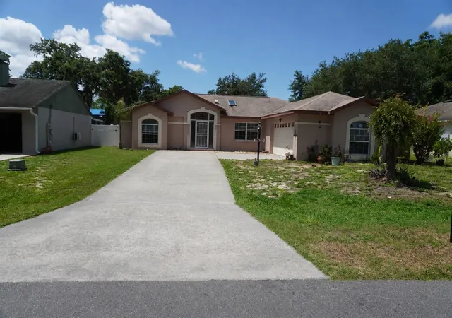 Photo 4 of Single family home for sale at 11130 Fountain Lake Blvd, Leesburg, FL 34788 | MLS# O6425909 | Listing updated on 2026-09-04