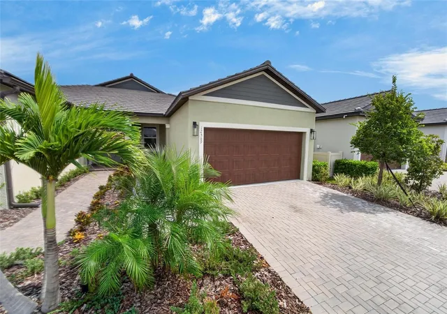 Photo 3 of House for sale at 12569 Lily Quartz Loop, Parrish, FL 34219 | MLS# TB8530140 | Listing updated on 2026-09-29