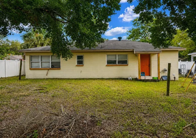 Photo 2 of Single family home for sale at 712 N Castle Ct, Tampa, FL 33612 | MLS# TB8530144 | Listing updated on 2026-08-31