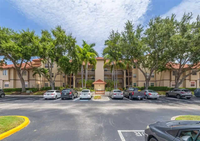 3rd image of 2400 Feather Sound Dr #914, Clearwater, FL 33762 | MLS# TB8530157