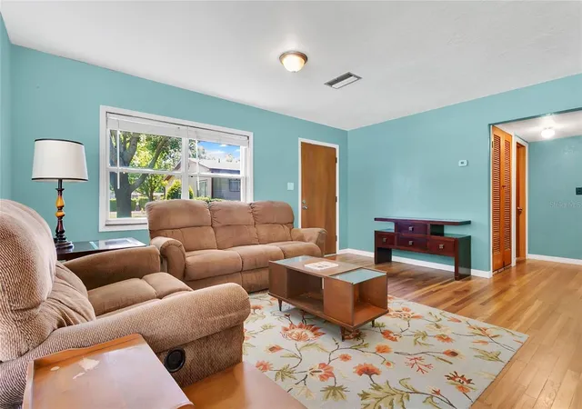 Photo 4 of Single family home for sale at 2418 E Jersey Ave, Orlando, FL 32806 | MLS# O6425957 | Listing updated on 2026-09-01