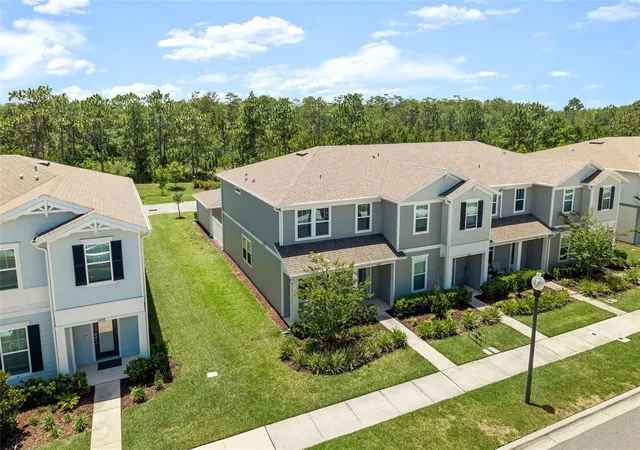 Photo 4 of Townhouse for sale at 5592 Pineland Run, Orlando, FL 32829 | MLS# O6426000 | Listing updated on 2026-08-09