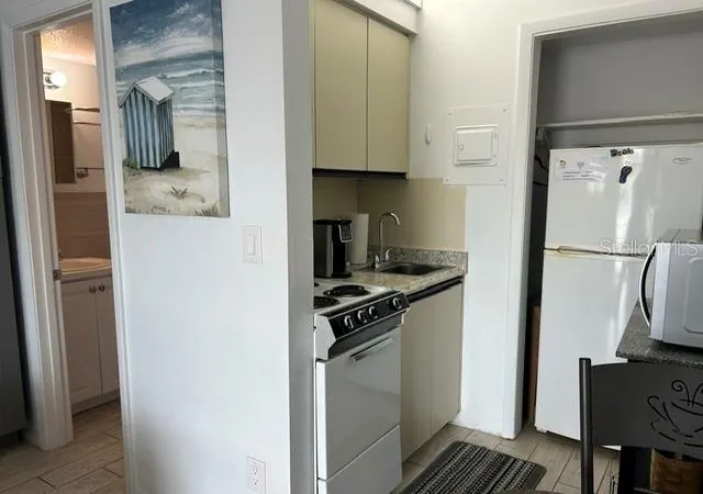 Photo 4 of Condo for sale at 908 Villas Dr #68, Venice, FL 34285 | MLS# A4700307 | Listing updated on 2026-07-26