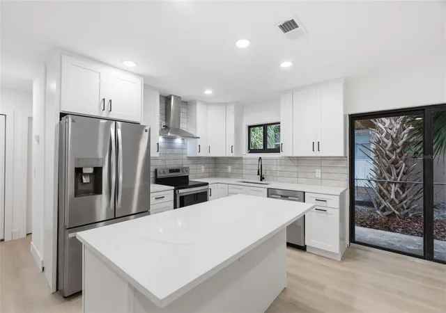 Photo 3 of Single family home for sale at 595 Pine St, Safety Harbor, FL 34695 | MLS# A4700308 | Listing updated on 2026-08-02