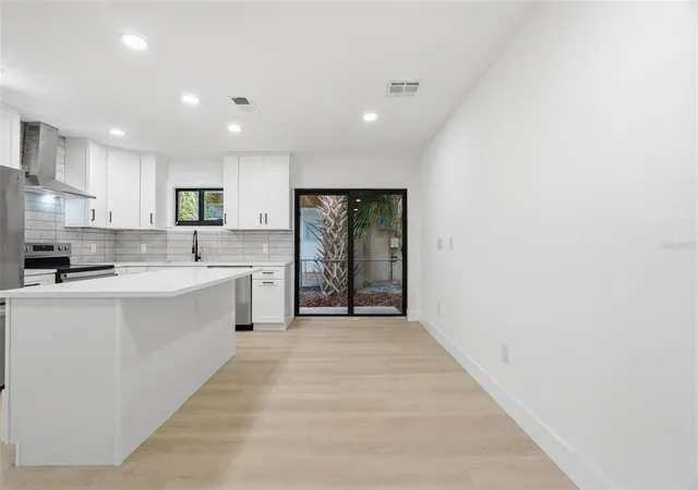 Photo 4 of Single family home for sale at 595 Pine St, Safety Harbor, FL 34695 | MLS# A4700308 | Listing updated on 2026-08-02