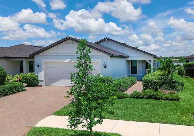 Photo 3 of Single family home for sale at 6524 Silverstar Dr, Sarasota, FL 34240 | MLS# A4700324 | Listing updated on 2026-08-11