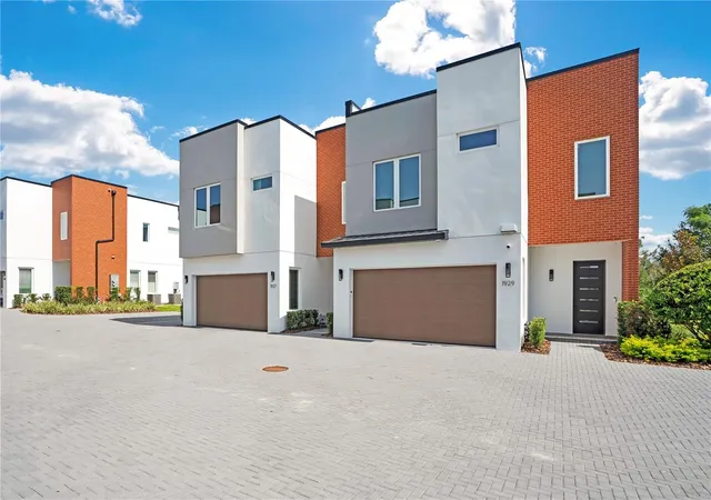Photo 2 of Townhouse for sale at 1927 S Lakemont Ave, Winter Park, FL 32792 | MLS# O6426102 | Listing updated on 2026-10-11