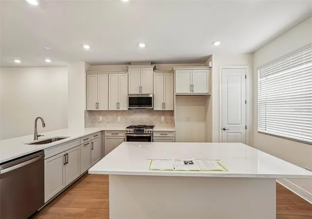 Photo 3 of Townhouse for sale at 4426 Sunset Garden St, Bradenton, FL 34210 | MLS# R4911671 | Listing updated on 2026-10-07