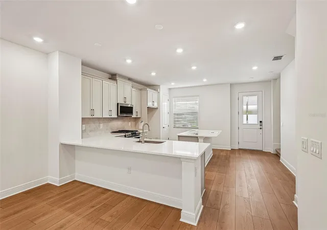 Photo 4 of Townhouse for sale at 4426 Sunset Garden St, Bradenton, FL 34210 | MLS# R4911671 | Listing updated on 2026-10-07