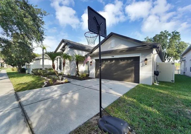 4th image of 7136 Derwent Glen Cir, Land O Lakes, FL 34637 | MLS# TB8530356