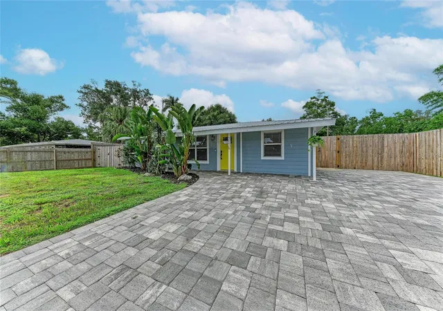 Single family home for sale at 3138 Williamsburg St, SARASOTA, FL 34231 | MLS# A4700353 | Listing updated on 2026-10-01