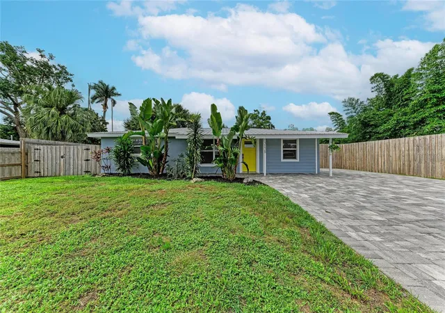 Single family home for sale at 3138 Williamsburg St, SARASOTA, FL 34231 | MLS# A4700353 | Listing updated on 2026-10-01