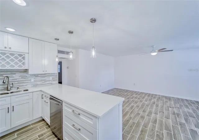 Listing Photo 5 - Condo for sale in building located at 202 Bedford Trl, SUN CITY CENTER, FL 33573 - Unit #97