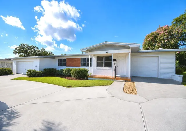 Photo 2 of Single family home for sale at 906 Ave M Se, Winter Haven, FL 33880 | MLS# P4939351 | Listing updated on 2026-09-03