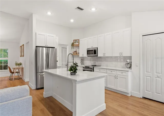 4th image of 16607 Longleat Dr, Lutz, FL 33549 | MLS# TB8530521