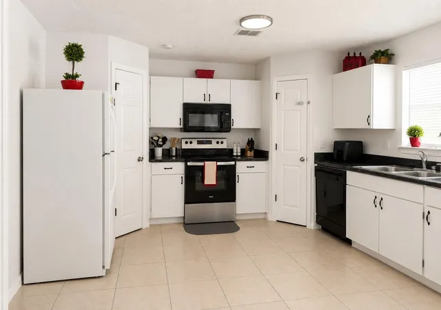 Photo 5 of Single family home for sale at 984 Derbyshire Dr, Kissimmee, FL 34758 | MLS# O6426322 | Listing updated on 2026-09-02