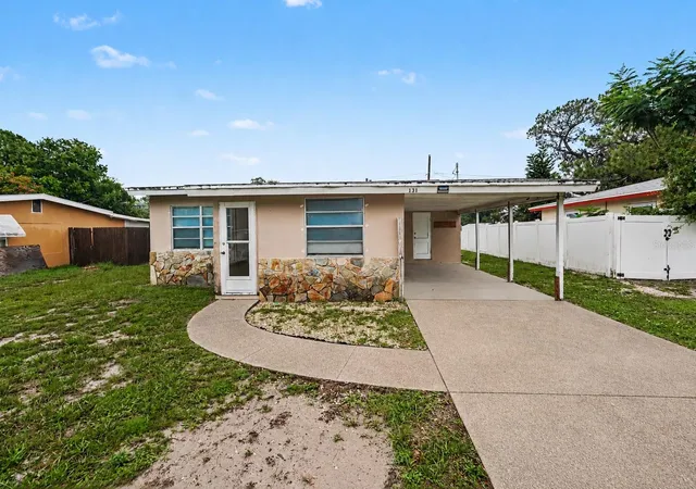 Photo 1 of Single family home for sale at 131 Emerald Ln, Largo, FL 33771 | MLS# O6426429 | Listing updated on 2026-10-01