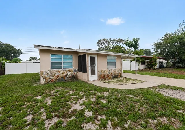 Photo 3 of Single family home for sale at 131 Emerald Ln, Largo, FL 33771 | MLS# O6426429 | Listing updated on 2026-10-01