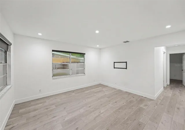 Photo 4 of Single family home for sale at 131 Emerald Ln, Largo, FL 33771 | MLS# O6426429 | Listing updated on 2026-10-01