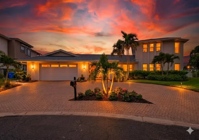 Photo 1 of Single family home for sale at 812 Snug Is, Clearwater Beach, FL 33767 | MLS# TB8530683 | Listing updated on 2026-08-05