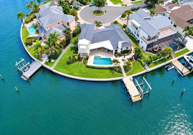 Photo 3 of Single family home for sale at 812 Snug Is, Clearwater Beach, FL 33767 | MLS# TB8530683 | Listing updated on 2026-08-05