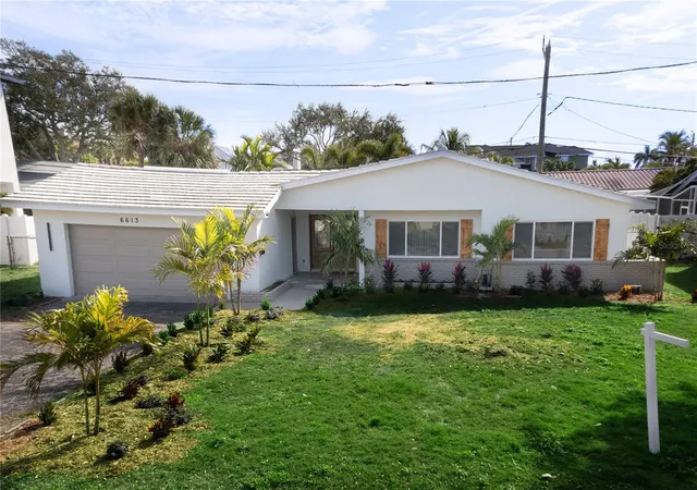 Photo 2 of Single family home for sale at 6613 Blue Heron Dr S, Saint Petersburg, FL 33707 | MLS# TB8530733 | Listing updated on 2026-08-20