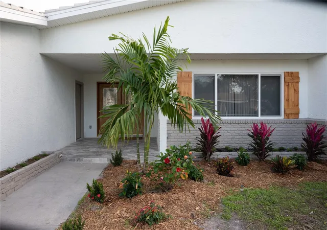 Photo 3 of Single family home for sale at 6613 Blue Heron Dr S, Saint Petersburg, FL 33707 | MLS# TB8530733 | Listing updated on 2026-08-20