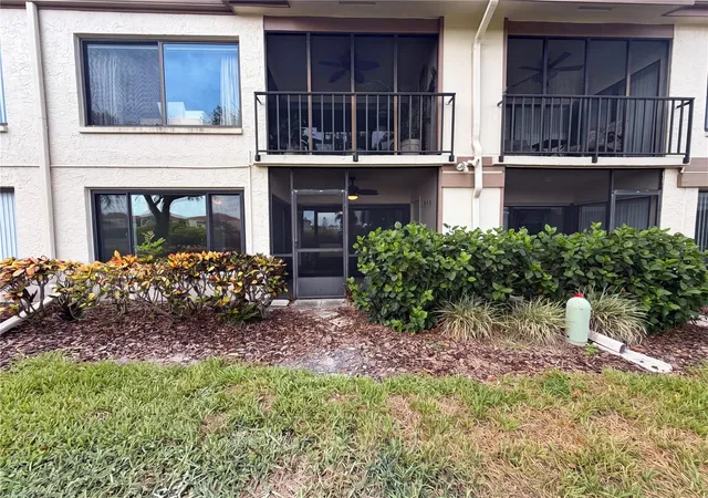 Listing Photo 2 - Condo for sale in building located at 6219 Palma Del Mar Blvd S, St. Petersburg, FL 33715 - Unit #114