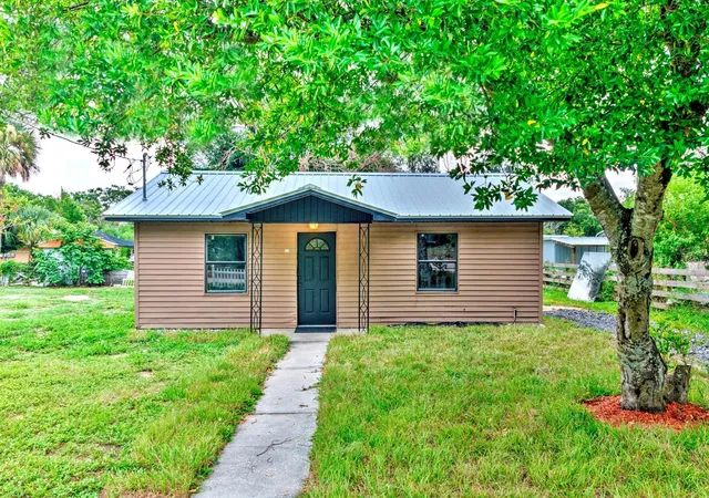 Photo 1 of Single family home for sale at 131 Wiggins Ave, Avon Park, FL 33825 | MLS# L4963612 | Listing updated on 2026-10-08